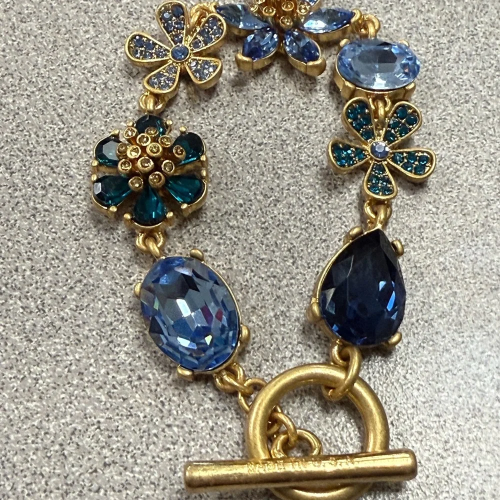 Óscar de la Renta flower in sapphire blue rhinestones